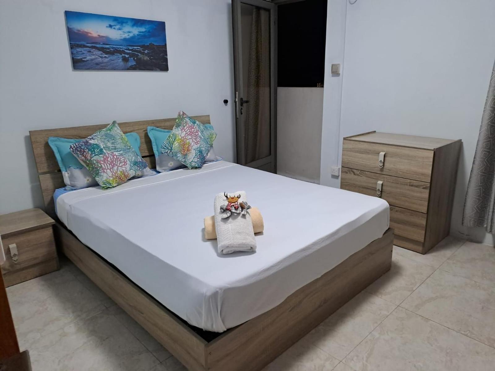 2BR Beach Apartment 3min Walk to Flic en Flac Beach with Pool Balcony AC