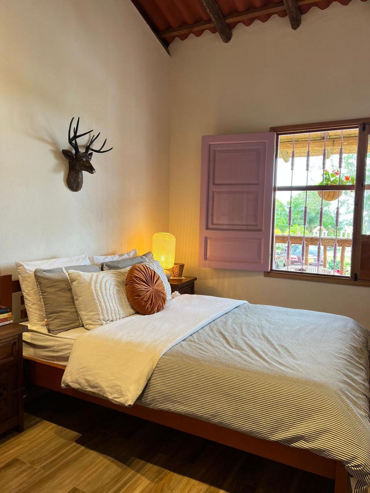 LA HERMOSA CASA AMARILLA