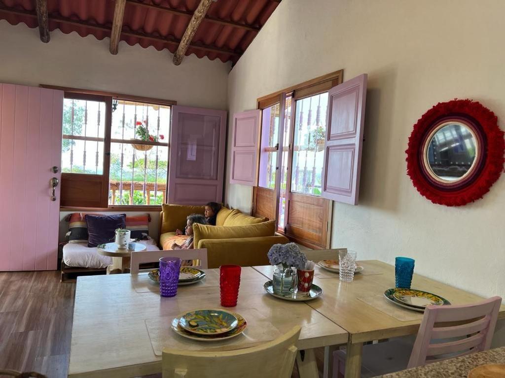 LA HERMOSA CASA AMARILLA