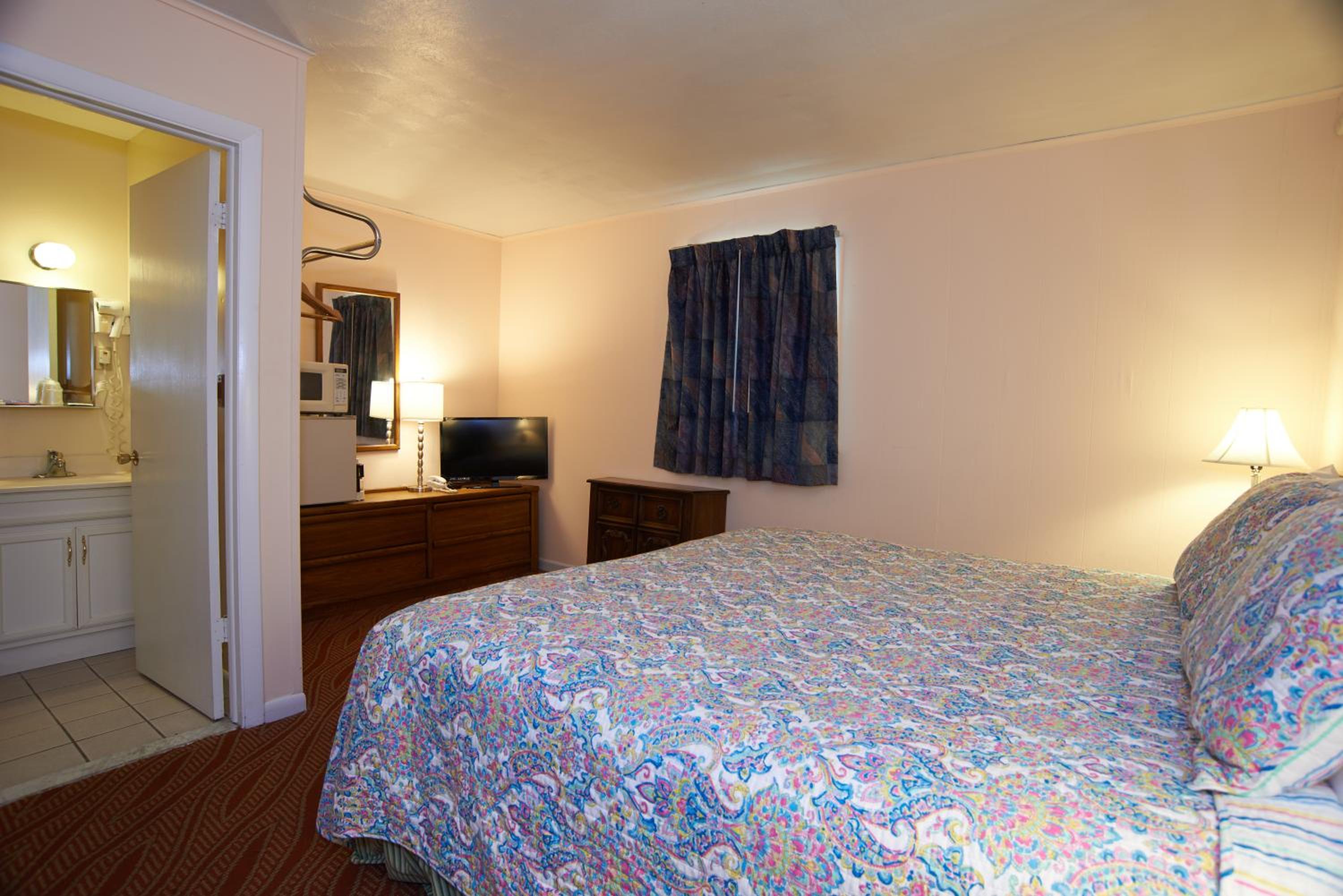 Clinton Vacations - Clinton Motel - Property Image 13