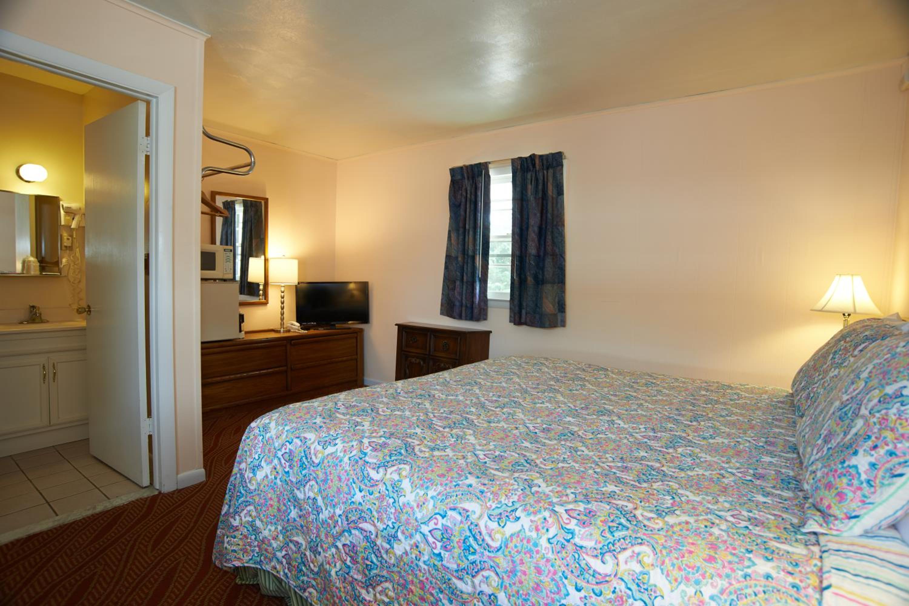 Clinton Vacations - Clinton Motel - Property Image 17