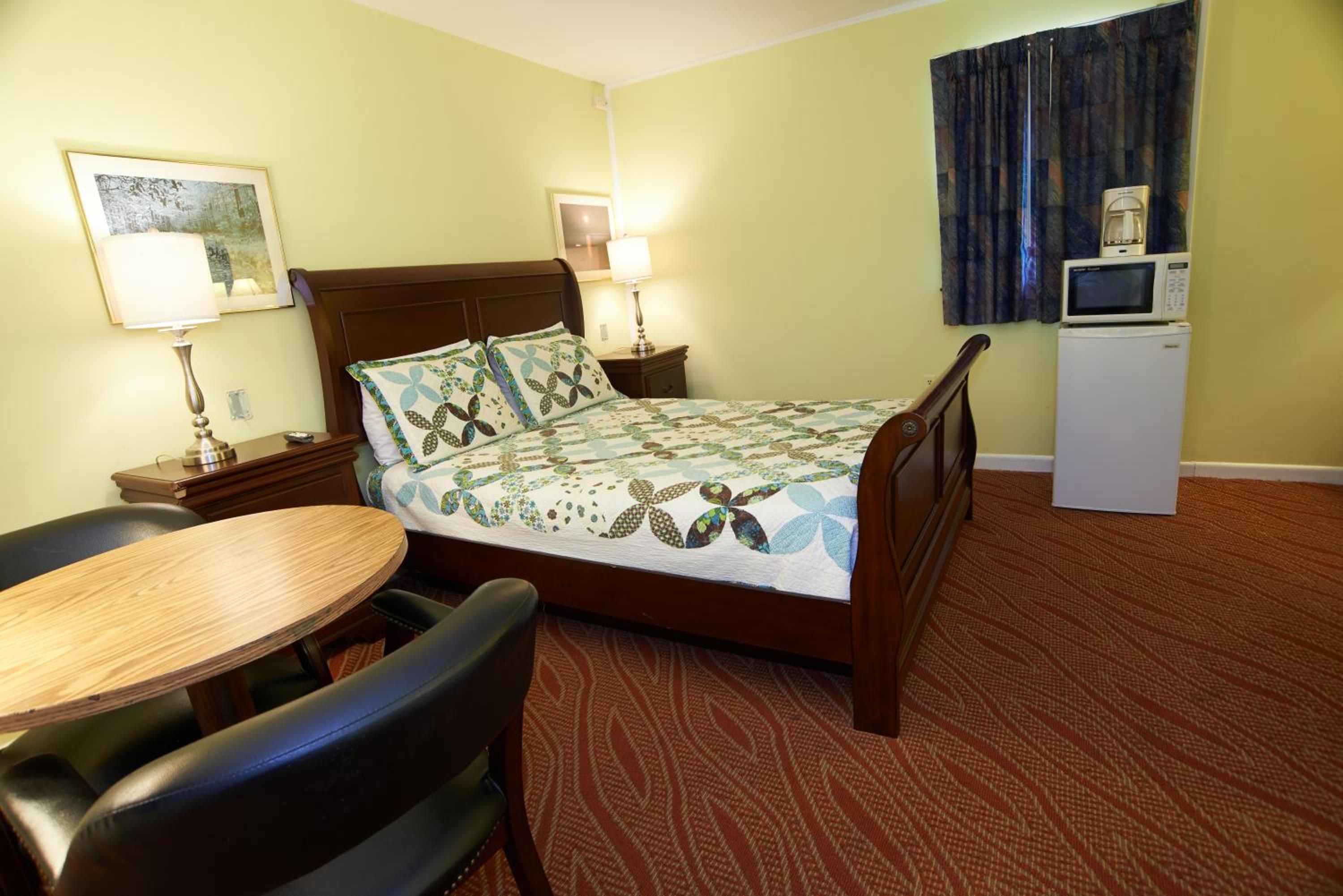 Clinton Vacations - Clinton Motel - Property Image 10