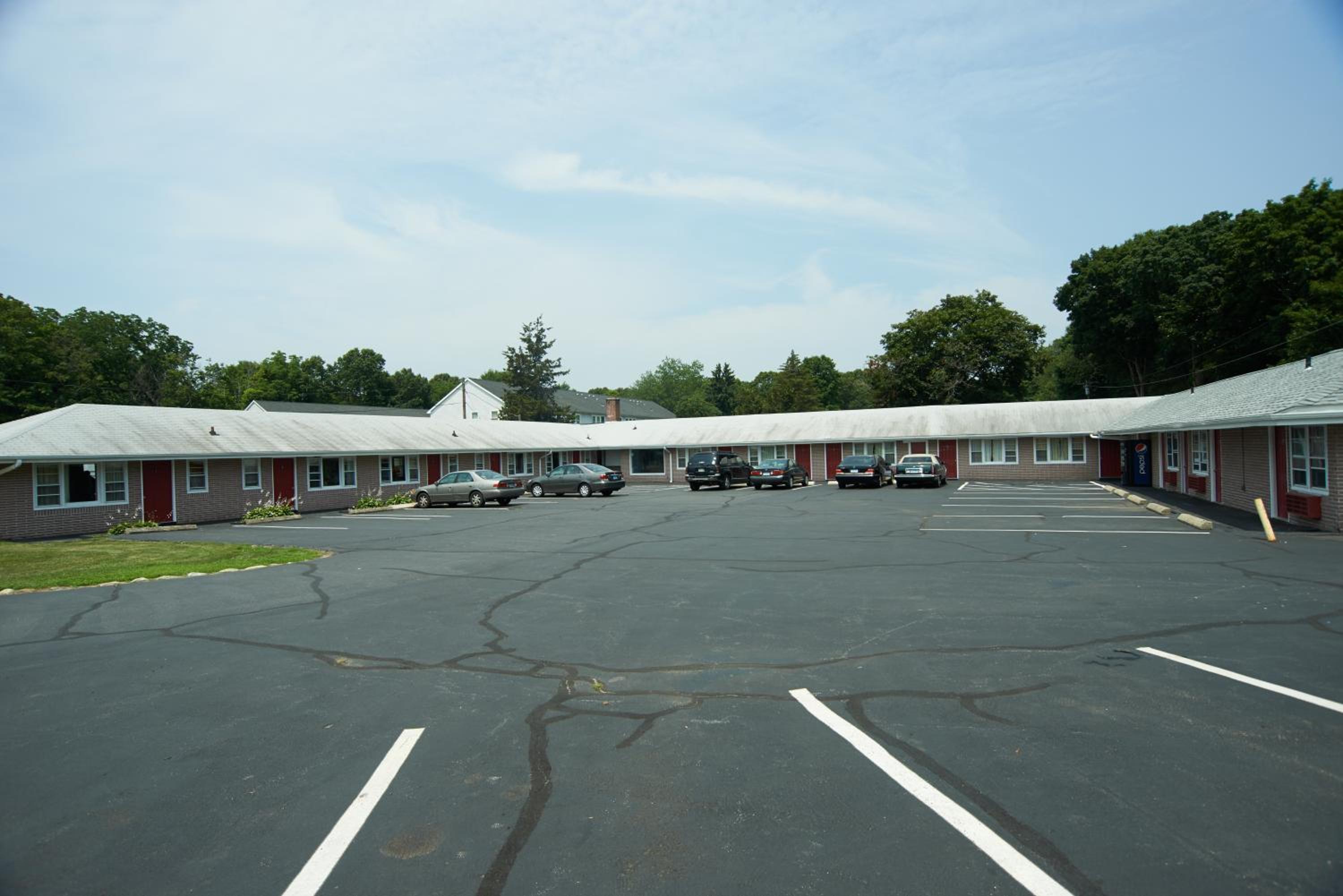 Clinton Vacations - Clinton Motel - Property Image 5