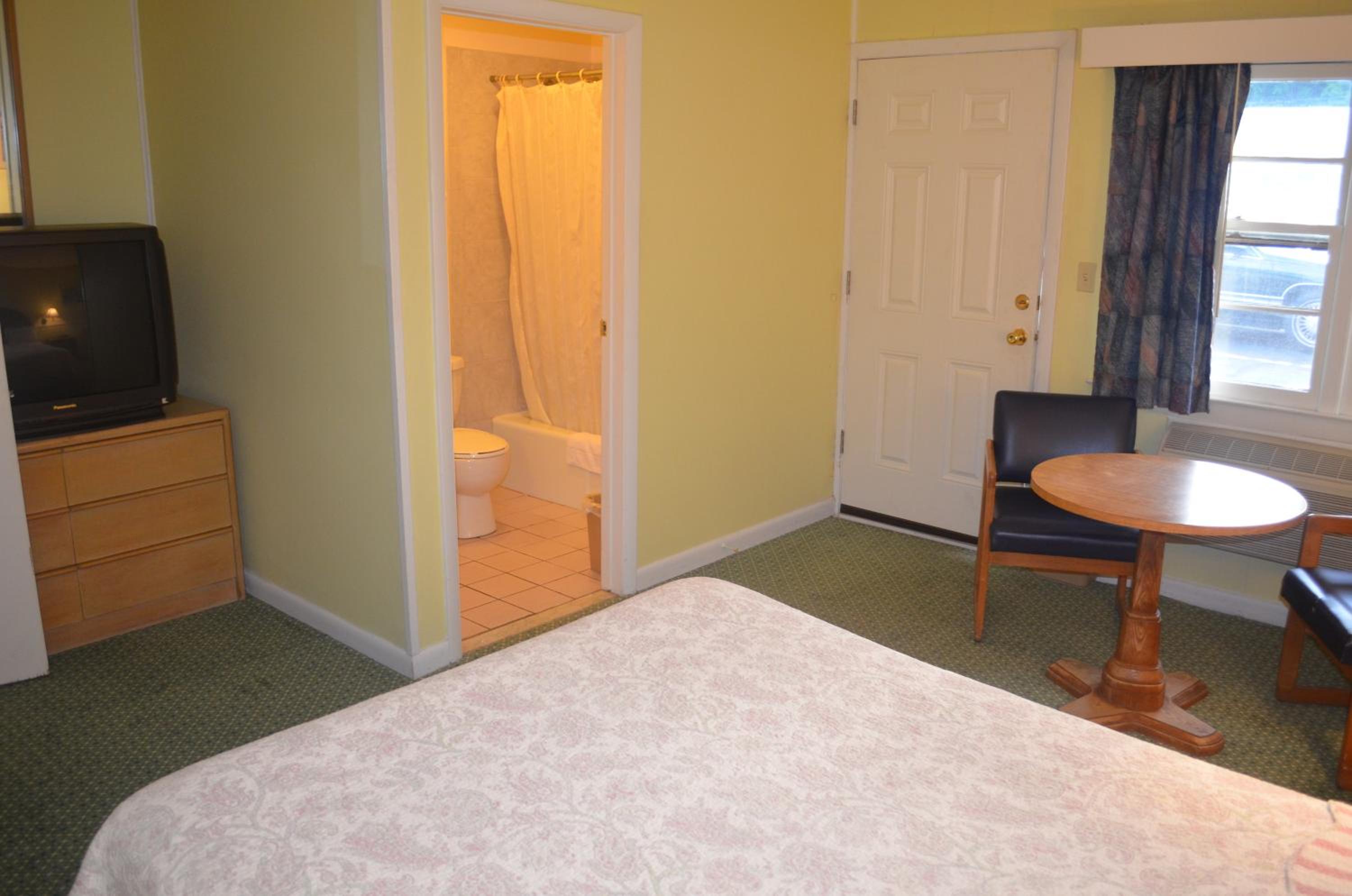 Clinton Vacations - Clinton Motel - Property Image 3