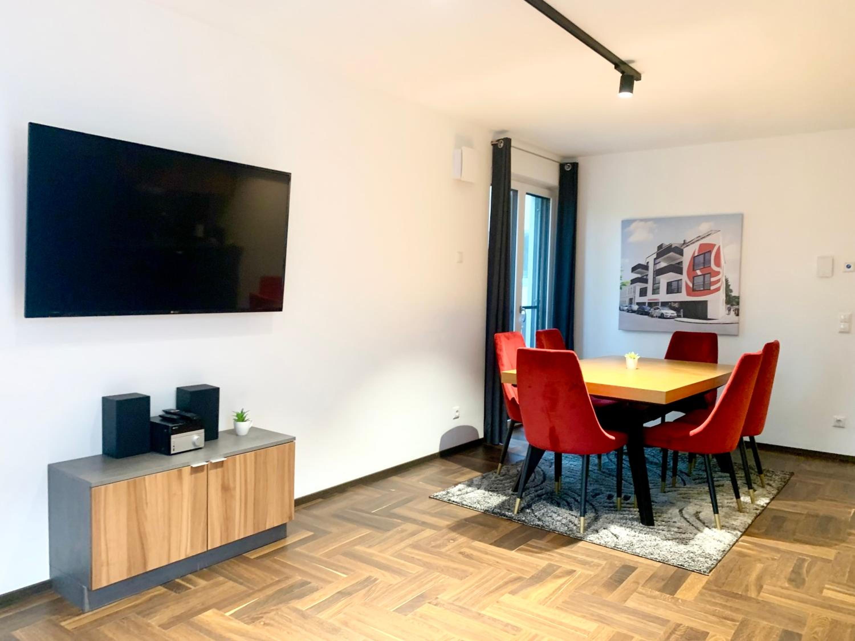 Möblierte Wohnung + Parkplatz und Terrasse