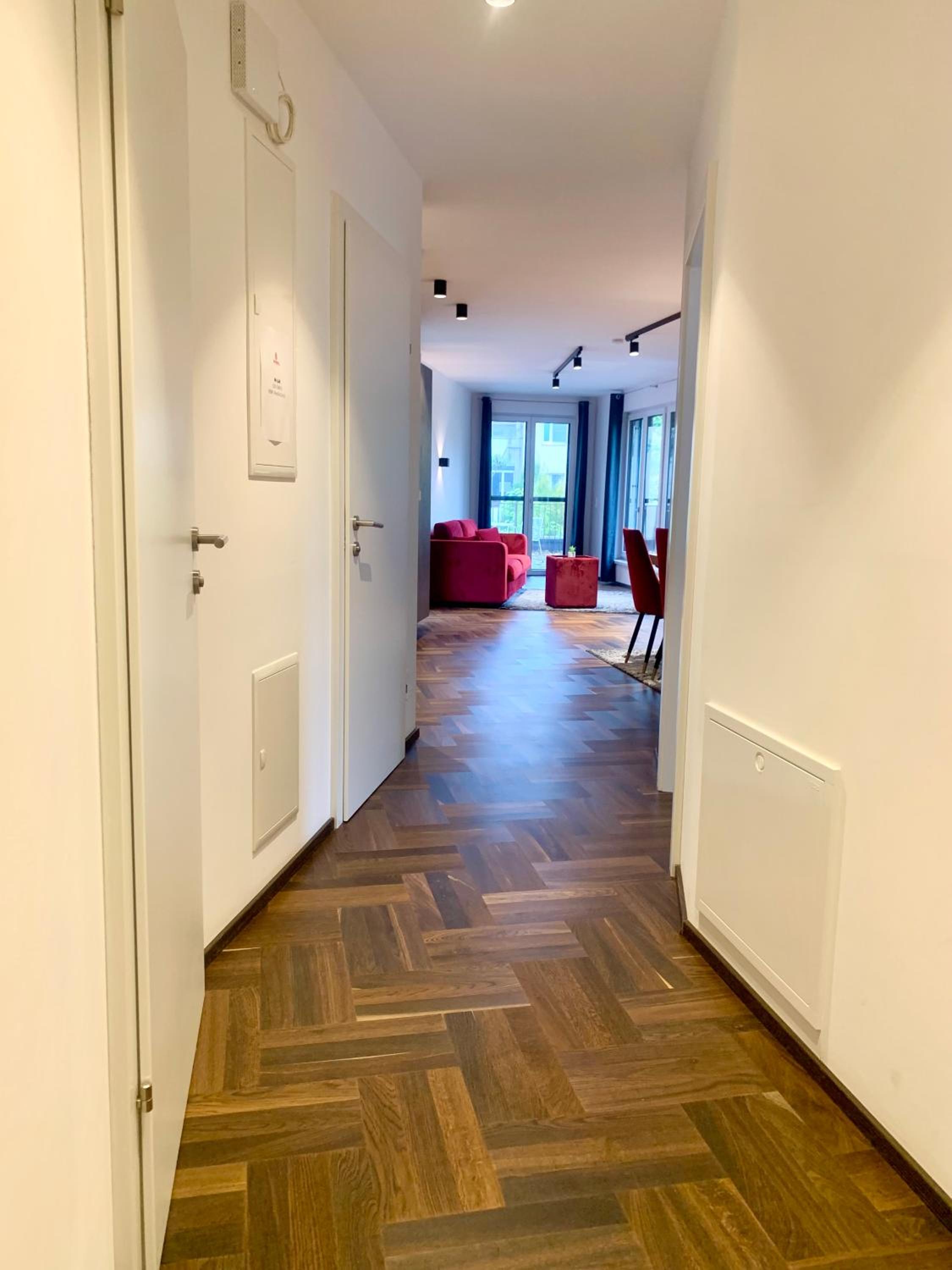 Möblierte Wohnung + Parkplatz und Terrasse