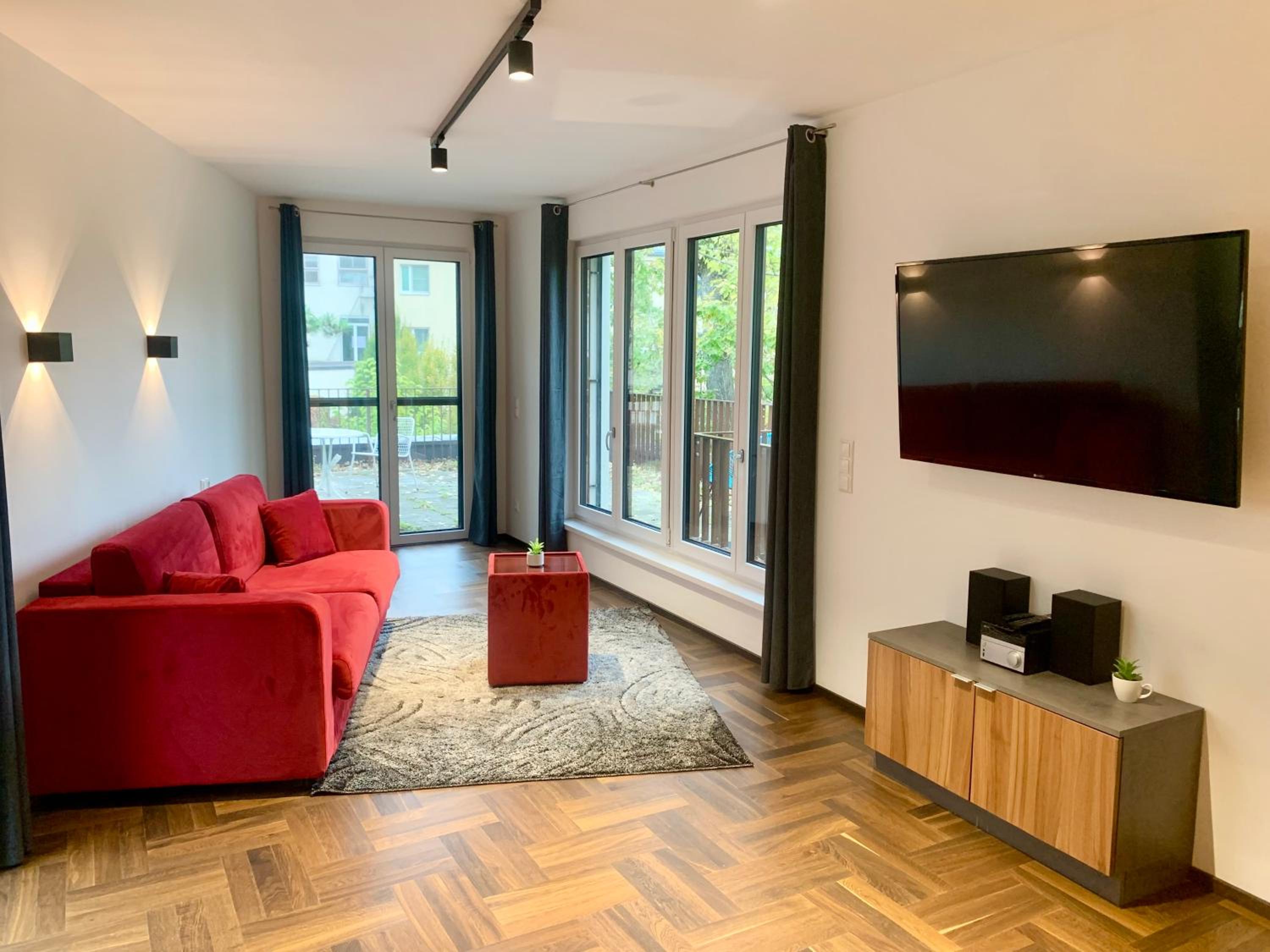 Möblierte Wohnung + Parkplatz und Terrasse