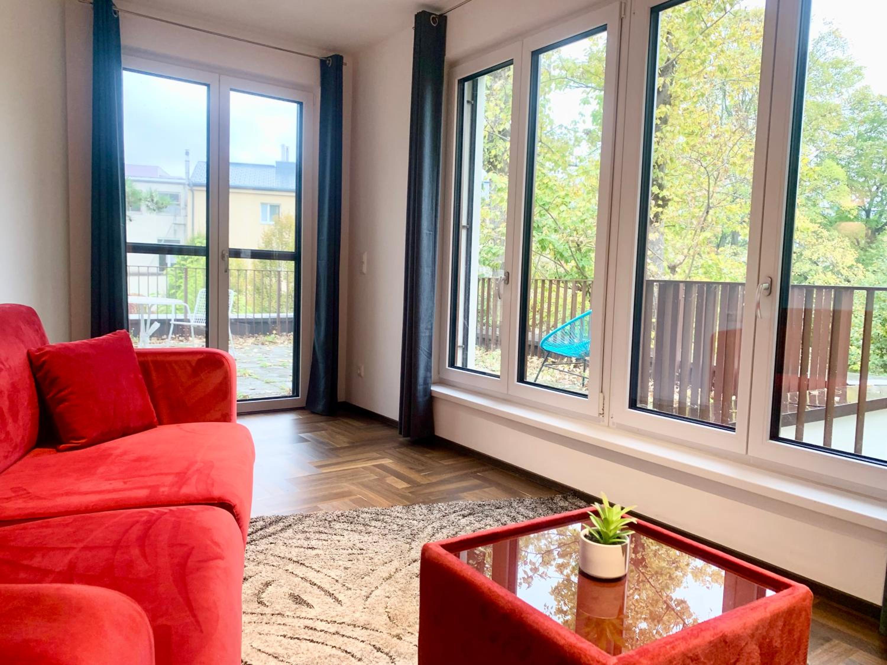 Möblierte Wohnung + Parkplatz und Terrasse