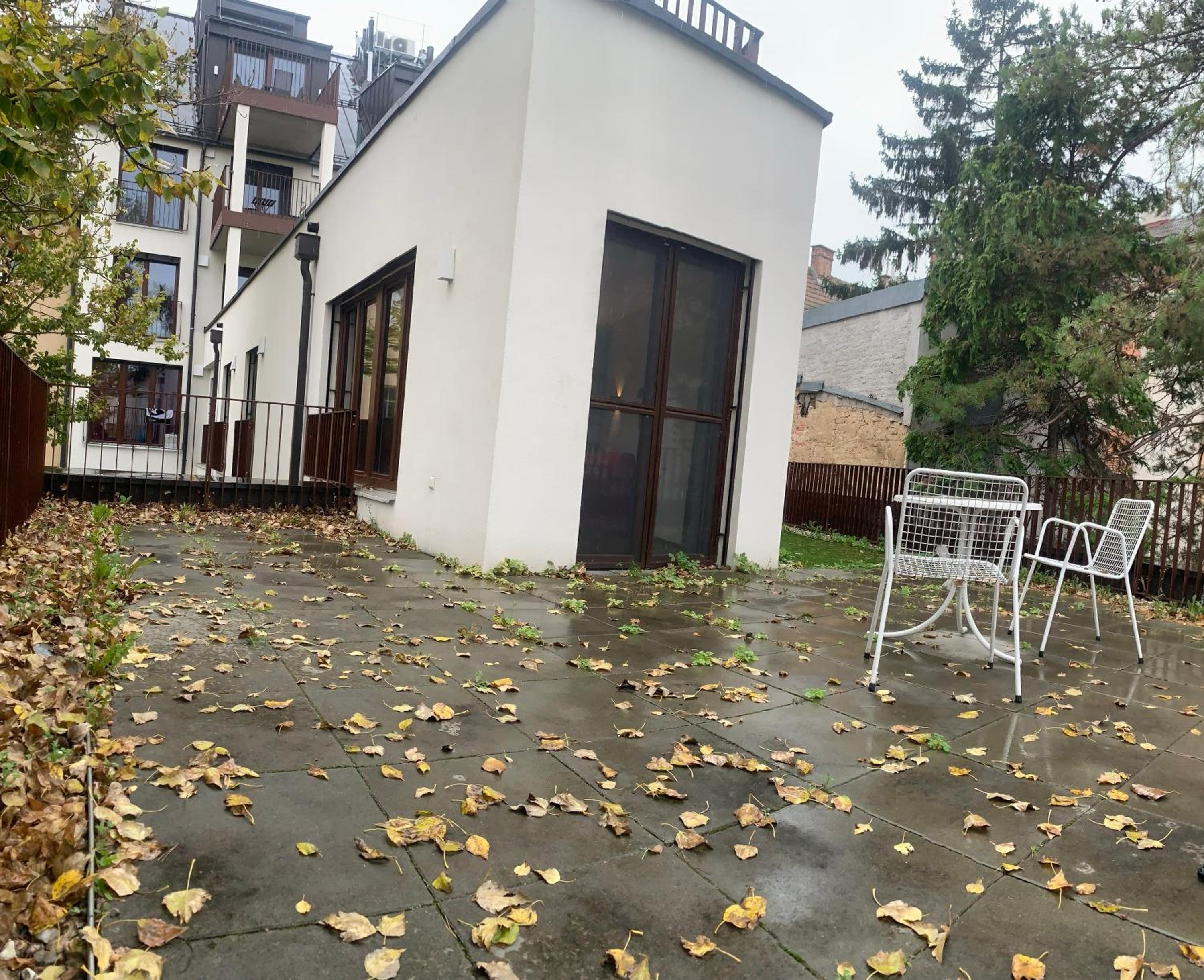 Möblierte Wohnung + Parkplatz und Terrasse