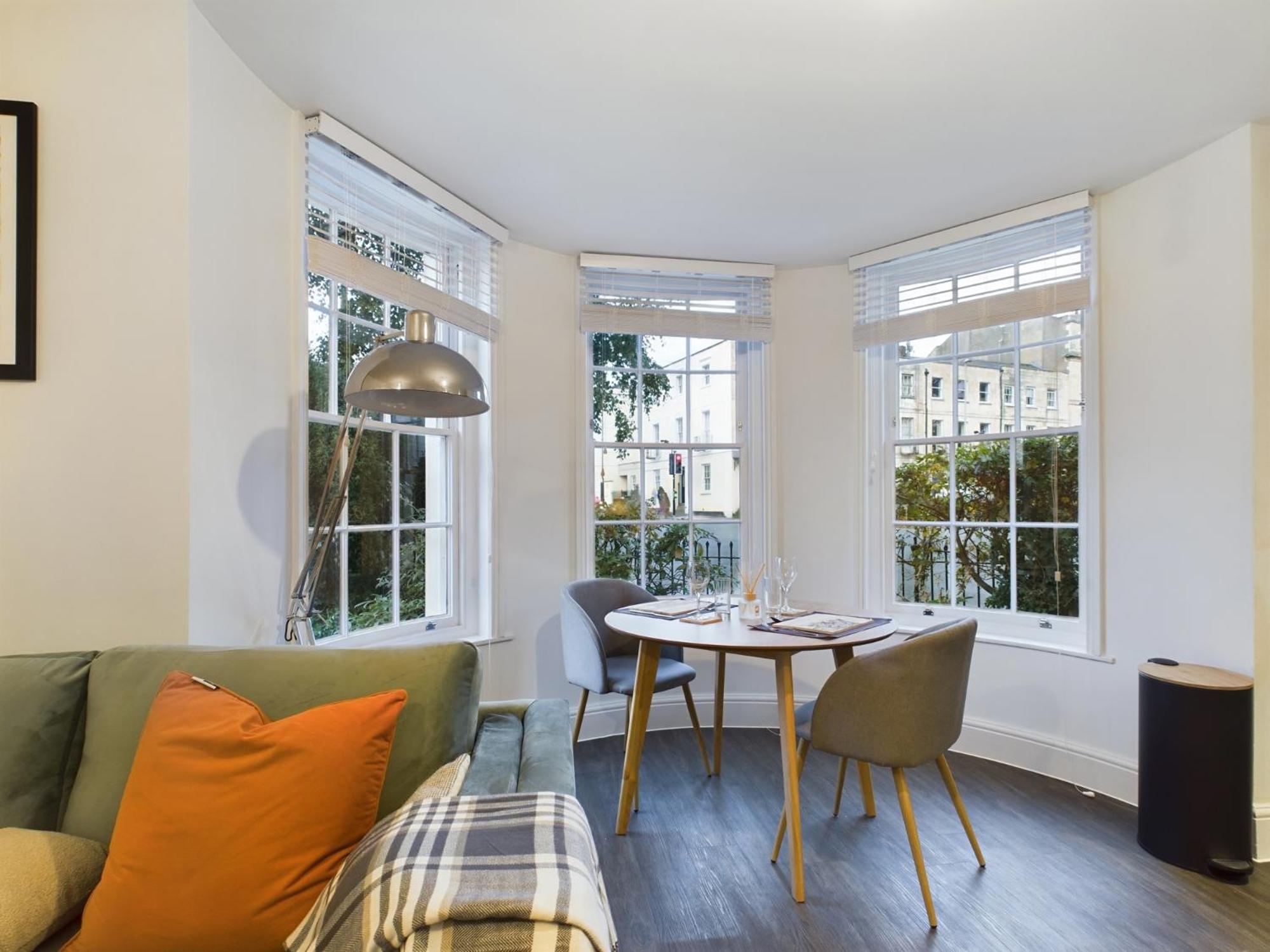 The Grove 1-Bed Cheltenham Town Centre Apartment with Private Parking view 5