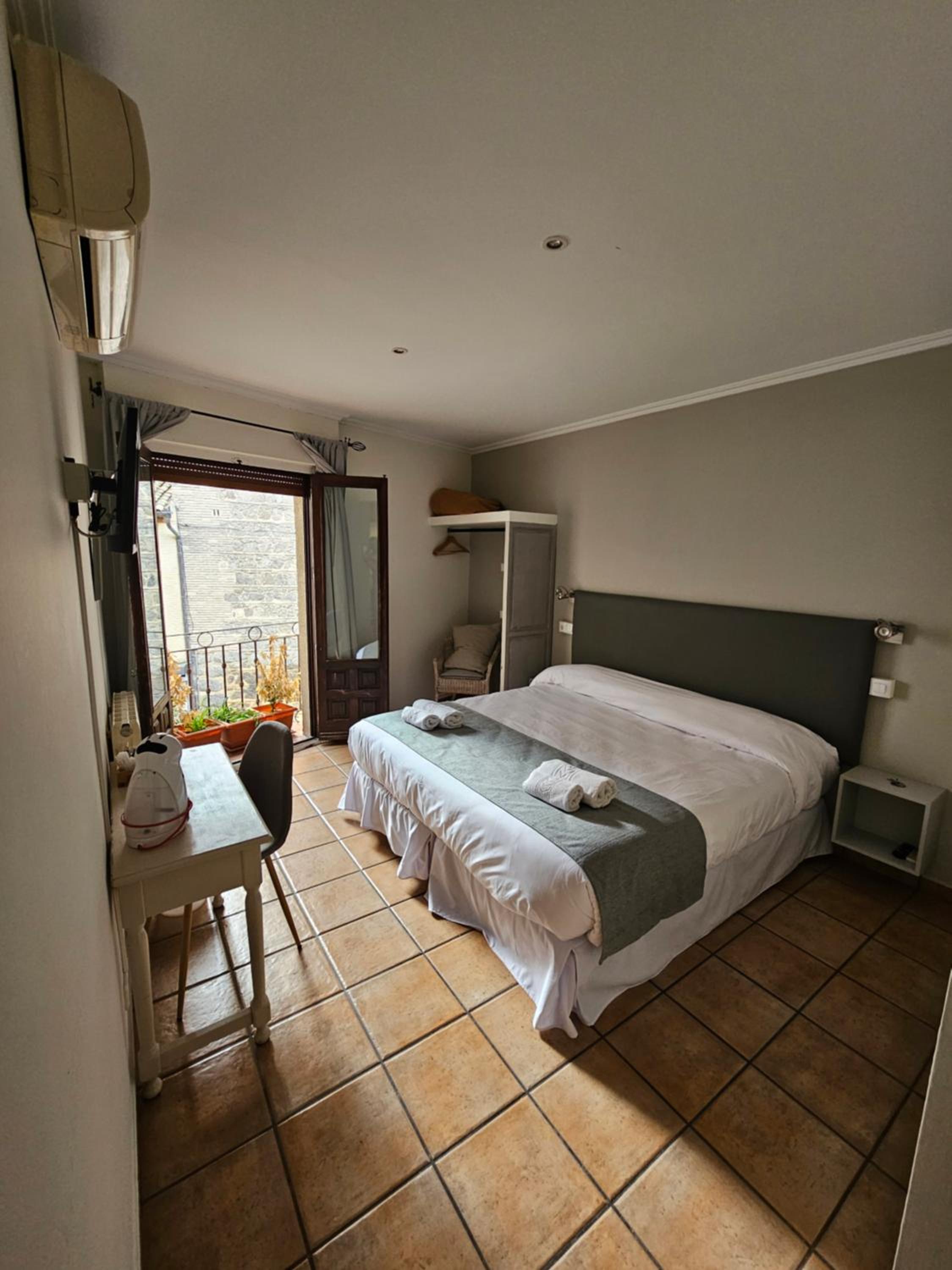 Hotel Hostal La Campana - Image 1