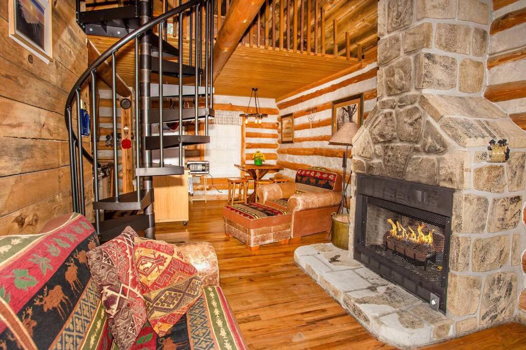 The Pine Knot Cabin
