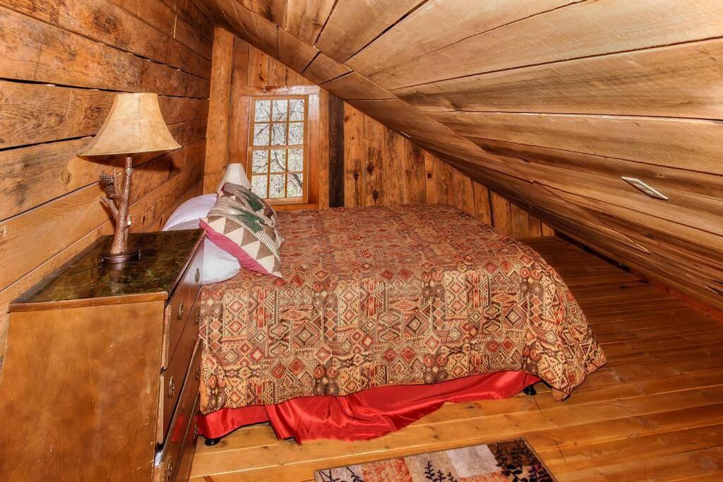 The Pine Knot Cabin