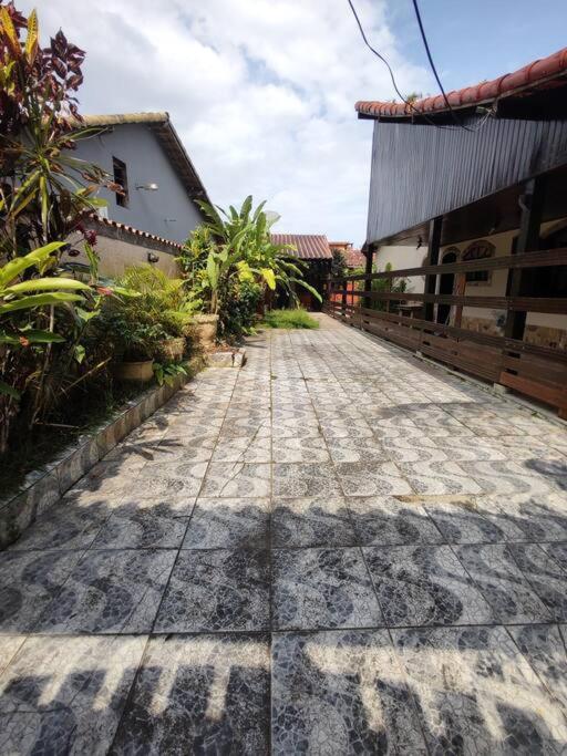 Ampla casa em condomínio a 300mt da praia