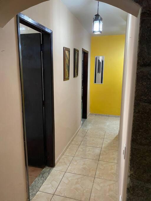 Ampla casa em condomínio a 300mt da praia