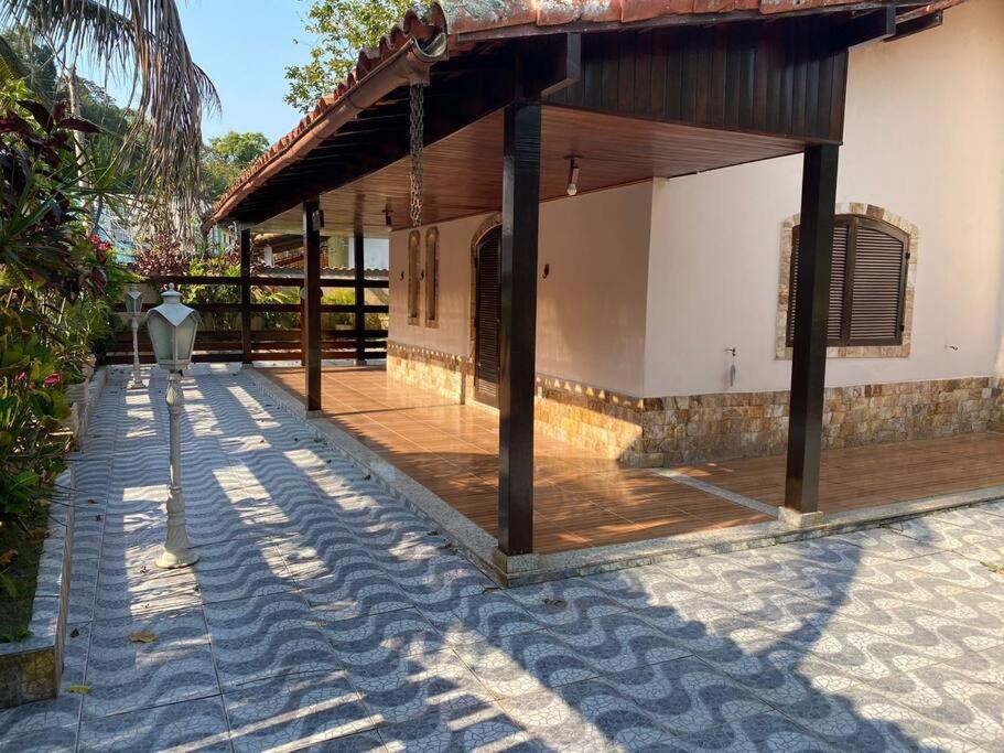 Ampla casa em condomínio a 300mt da praia