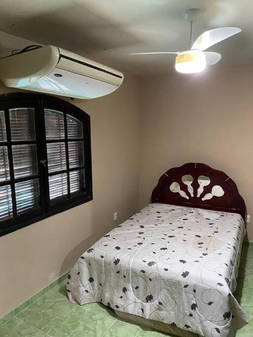 Ampla casa em condomínio a 300mt da praia