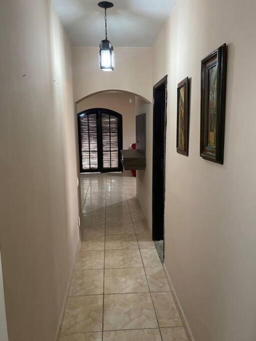 Ampla casa em condomínio a 300mt da praia