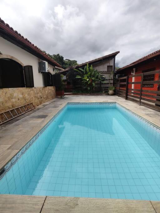 Ampla casa em condomínio a 300mt da praia