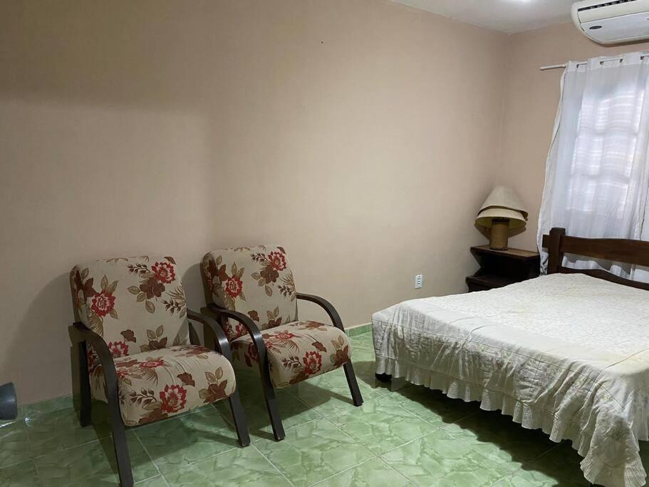 Ampla casa em condomínio a 300mt da praia