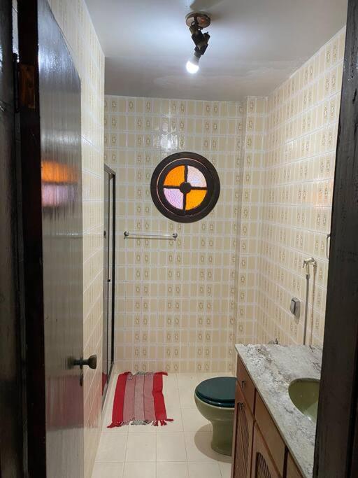 Ampla casa em condomínio a 300mt da praia