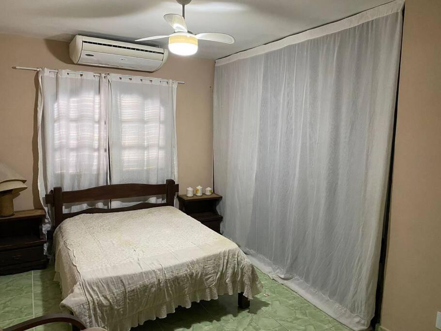 Ampla casa em condomínio a 300mt da praia