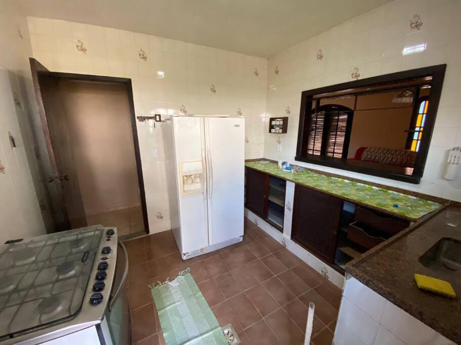 Ampla casa em condomínio a 300mt da praia