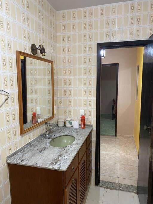 Ampla casa em condomínio a 300mt da praia