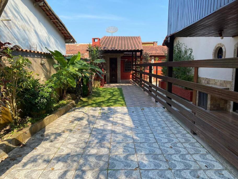 Ampla casa em condomínio a 300mt da praia