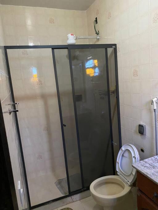 Ampla casa em condomínio a 300mt da praia