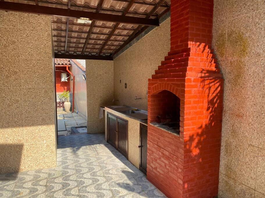 Ampla casa em condomínio a 300mt da praia