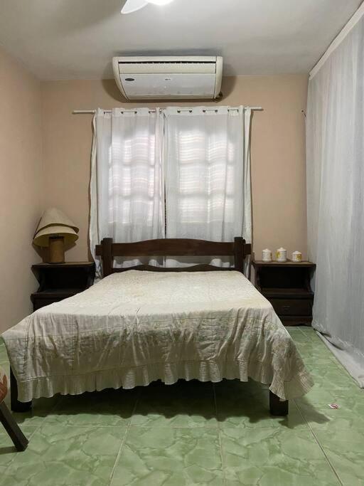 Ampla casa em condomínio a 300mt da praia