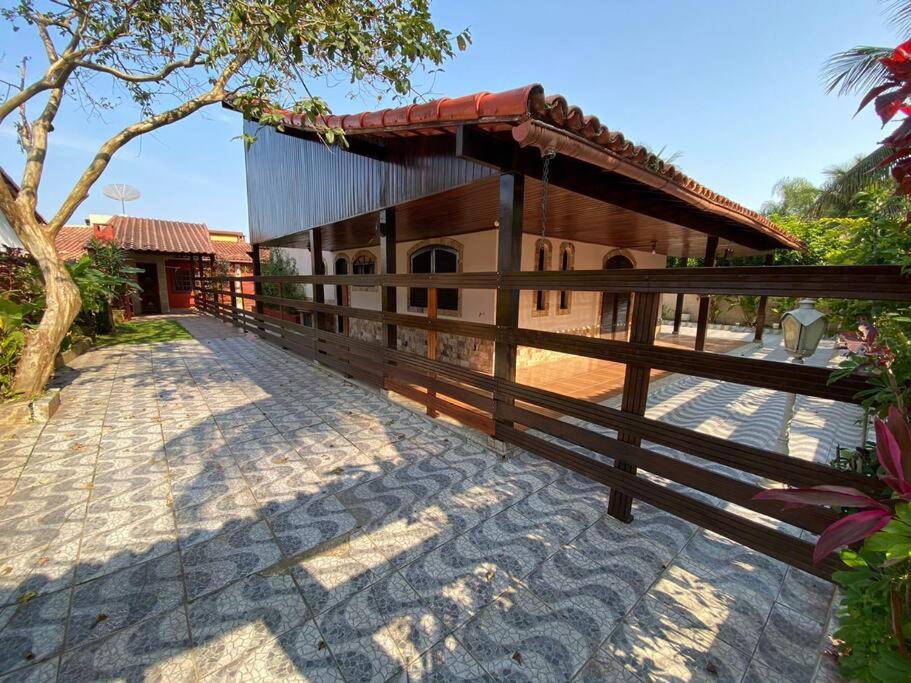 Ampla casa em condomínio a 300mt da praia
