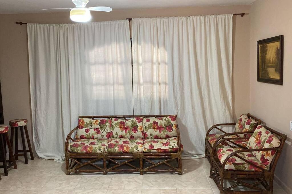 Ampla casa em condomínio a 300mt da praia