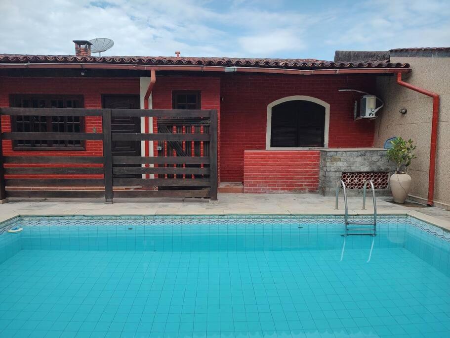 Ampla casa em condomínio a 300mt da praia
