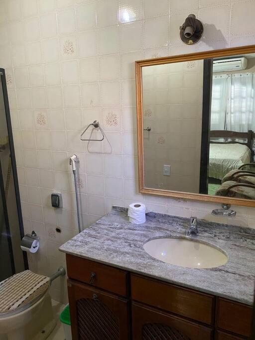 Ampla casa em condomínio a 300mt da praia