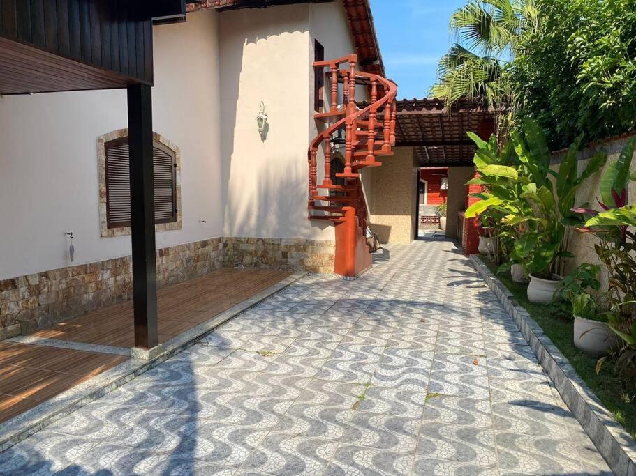 Ampla casa em condomínio a 300mt da praia