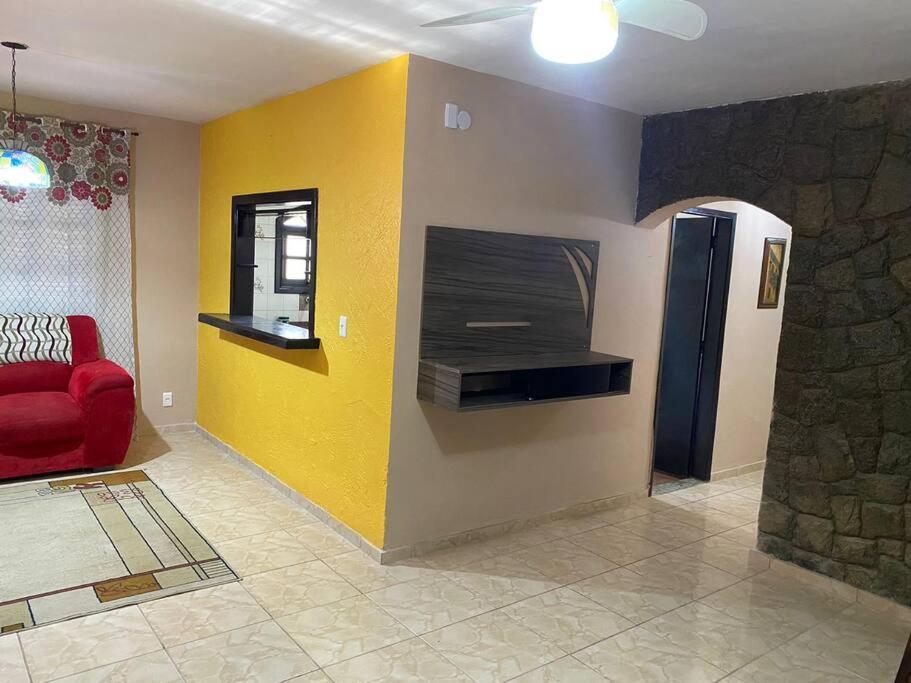 Ampla casa em condomínio a 300mt da praia