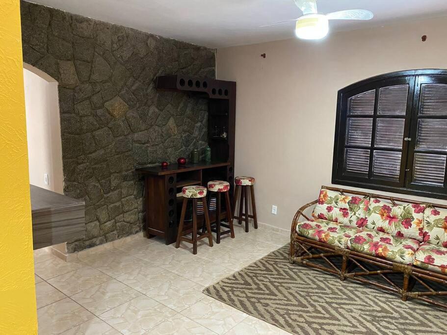 Ampla casa em condomínio a 300mt da praia