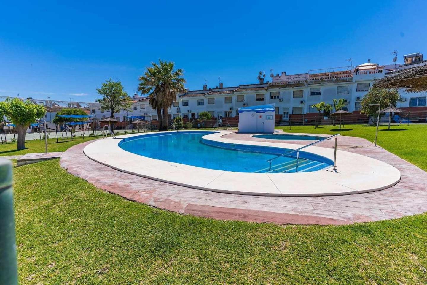 Casa grande , piscina y garaje