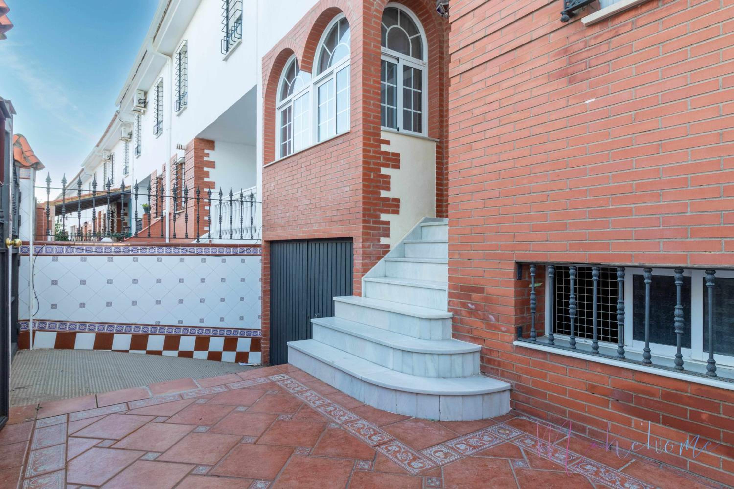 Casa grande , piscina y garaje