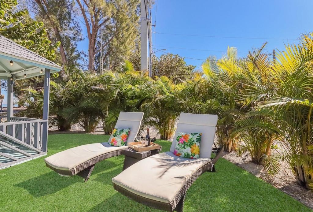 Shores Nice - Renovated Pristine Modern Beach Cottage w Peek-A-Boo Bay Views view 2