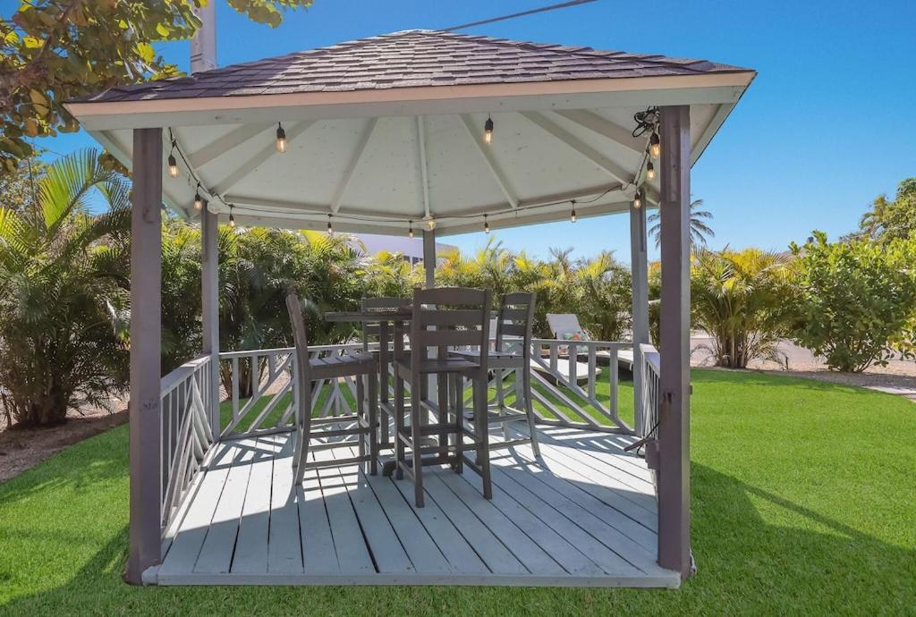 Shores Nice - Renovated Pristine Modern Beach Cottage w Peek-A-Boo Bay Views view 3