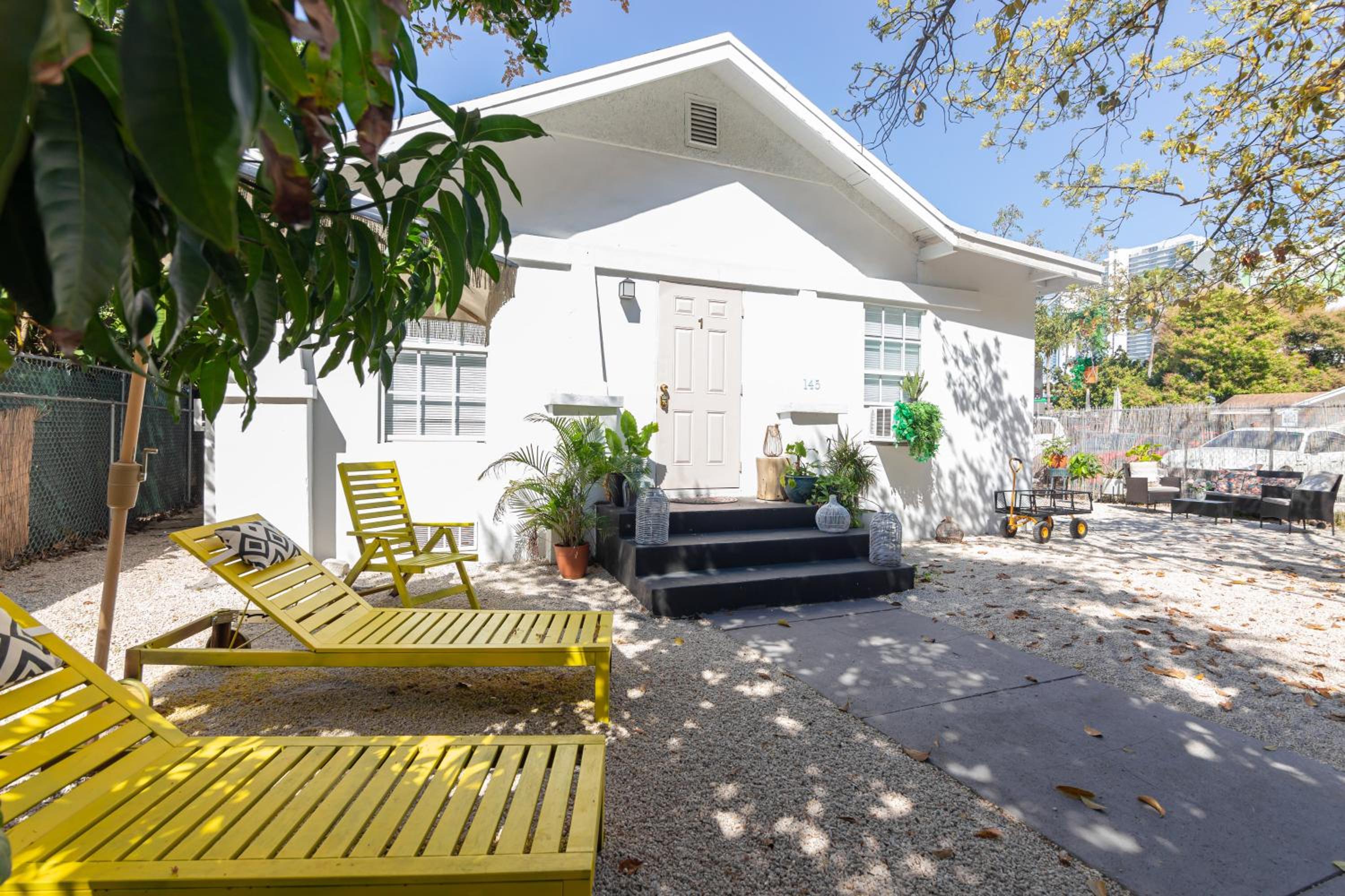 Studio Miami with Backyard - Heart of Downtown and Wynwood