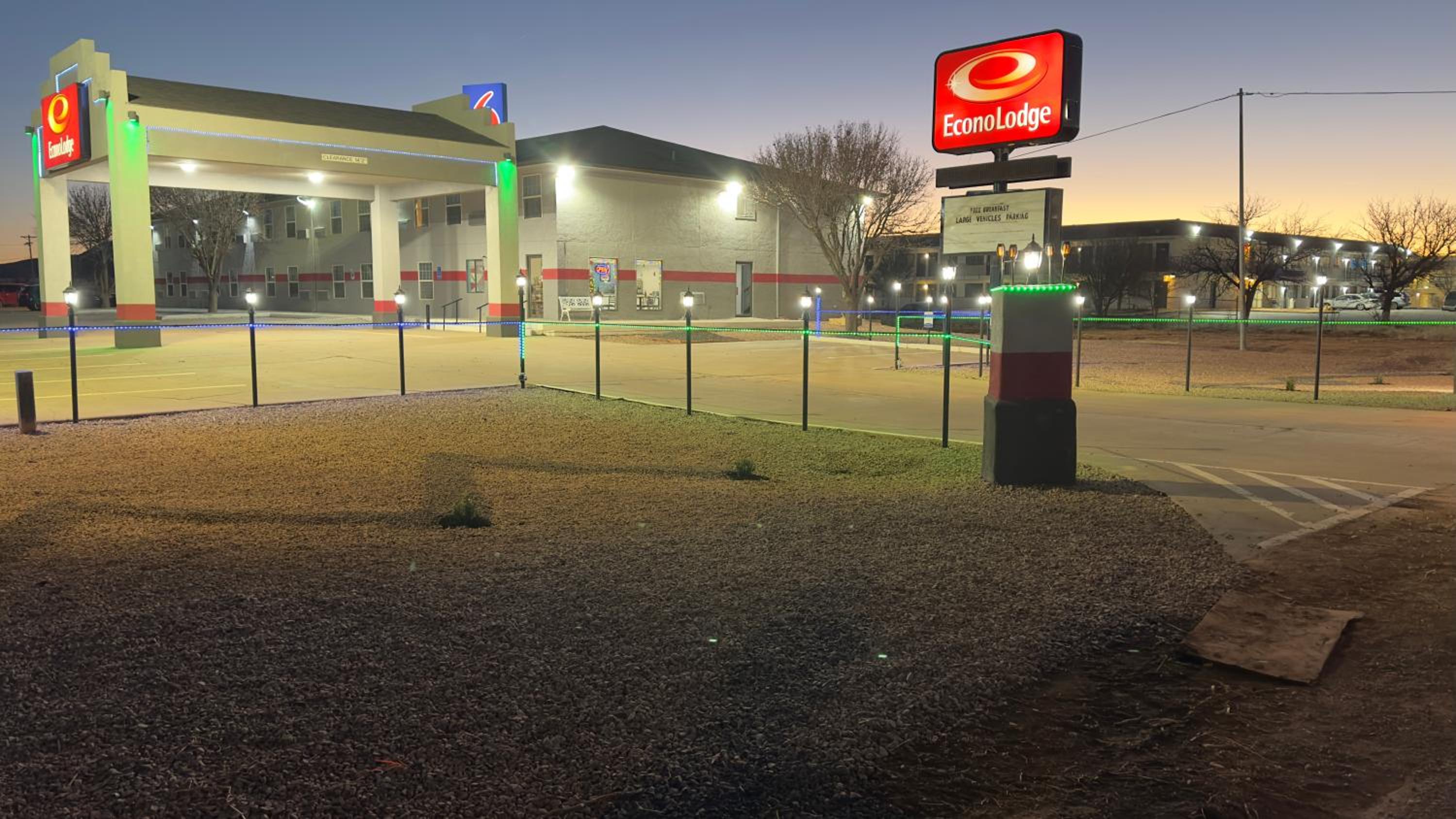 Tucumcari Vacations - Econo Lodge Tucumcari Route 66 - Property Image 2