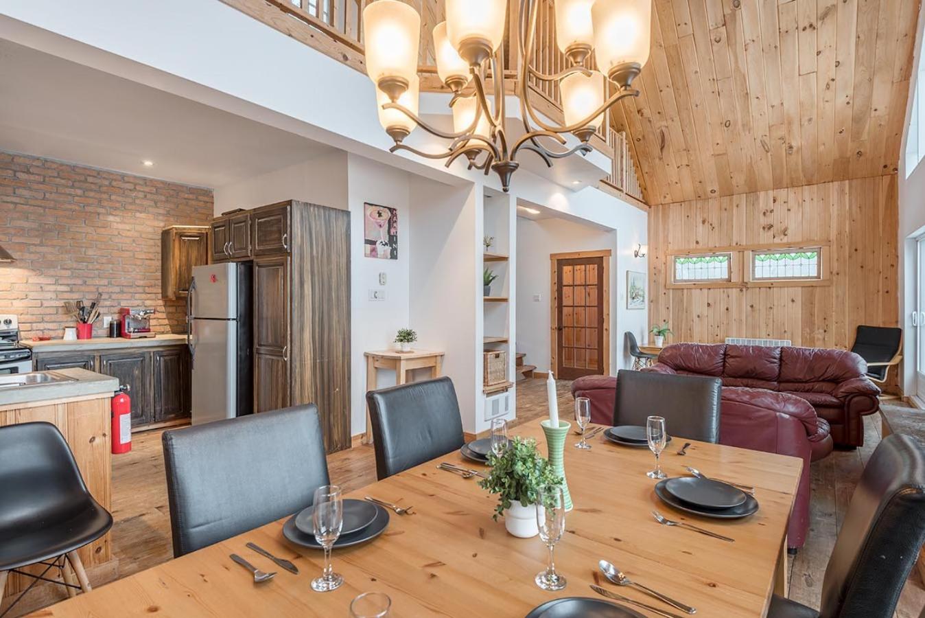 Rustic Waterfront Chalet Panoramic View and Spa