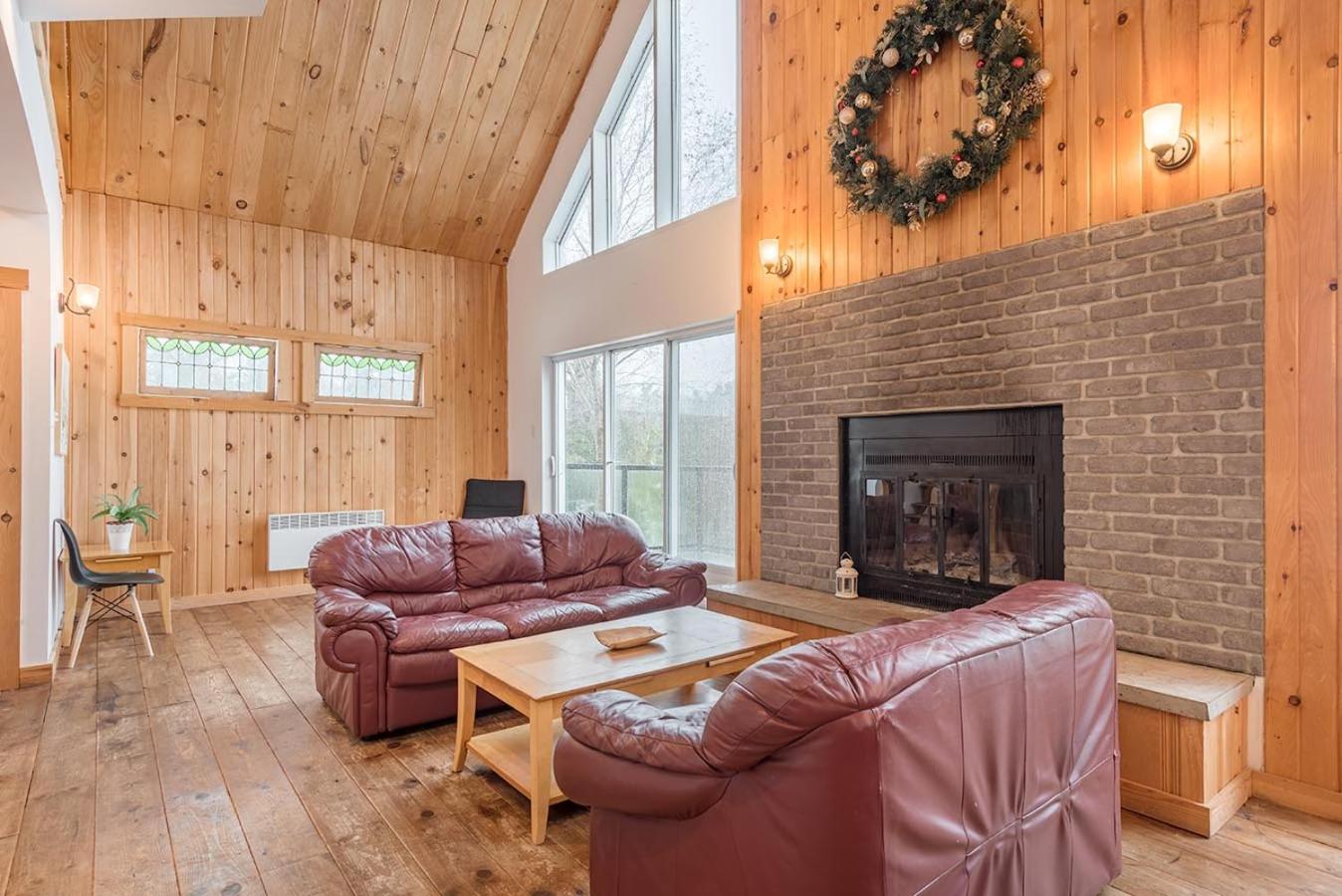 Rustic Waterfront Chalet Panoramic View and Spa
