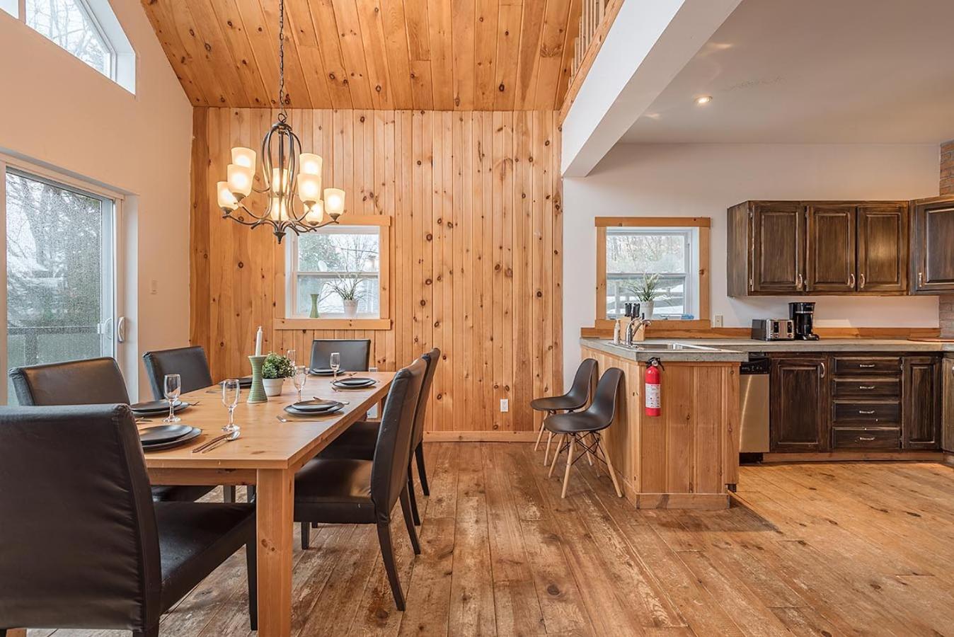 Rustic Waterfront Chalet Panoramic View and Spa