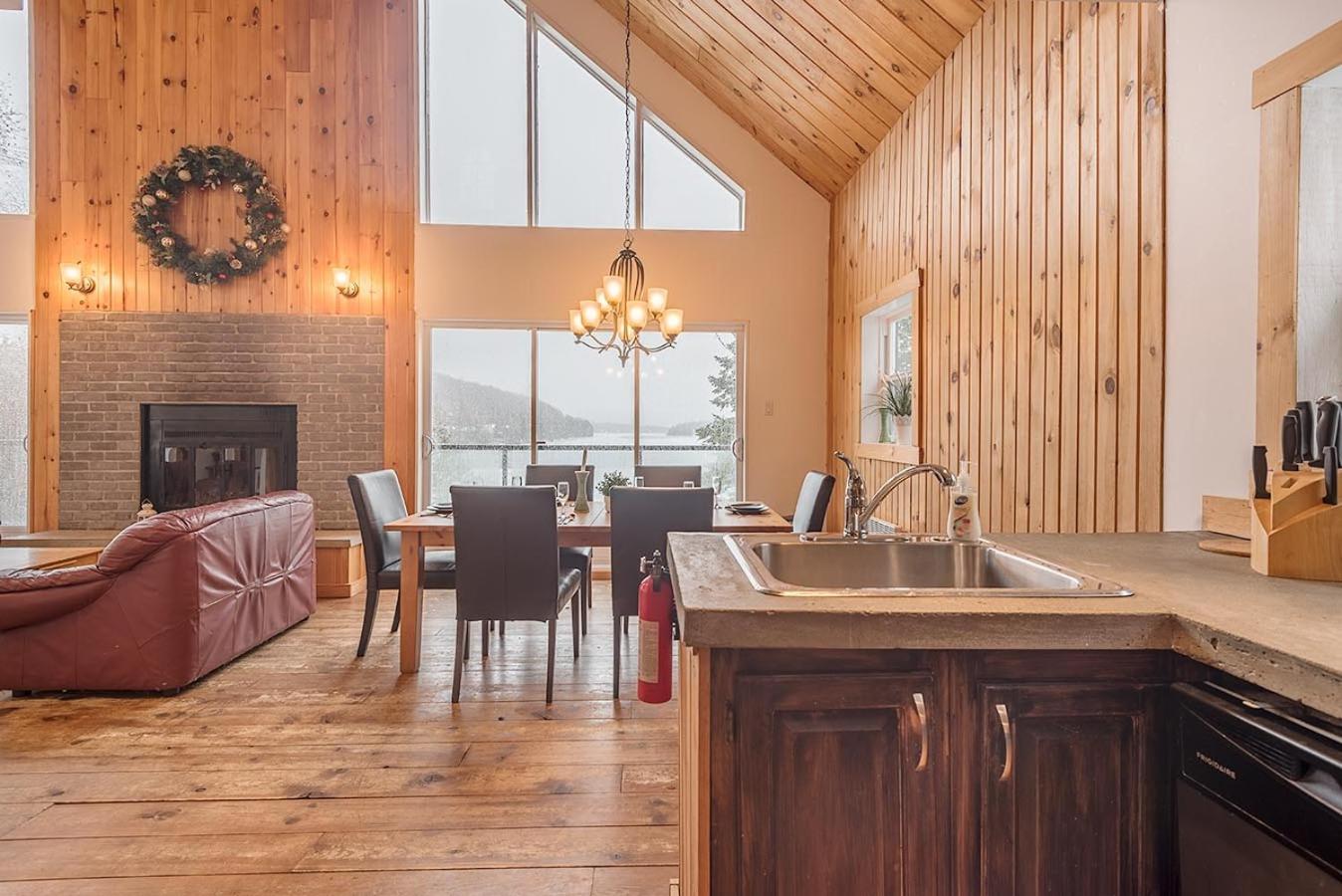 Rustic Waterfront Chalet Panoramic View and Spa