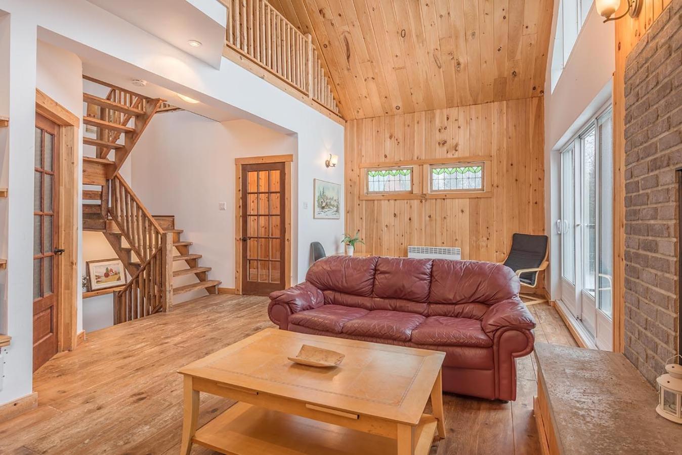 Rustic Waterfront Chalet Panoramic View and Spa